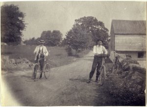 Samuel Murray en Benjamin Eakins op fietsen, ca. 1895-1899 door Thomas Eakins