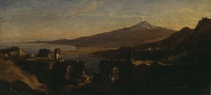 Uitzicht vanaf de ruïnes van het Griekse theater in Taormina, Sicilië, met de rokende Etna