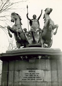 Boadicea en haar dochters, bronzen beeldengroep, 1885