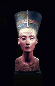 Borstbeeld van Nefertiti (ca. 1370- ca. 1330 v.Chr.) Grote Koninklijke Vrouw (hoofdgemaal) van de Egyptische farao Akhenaten. Nefertiti en haar man waren bekend om een religieuze revolutie. Ze begonnen slechts één god te aanbidden, Aten, de zonneschijf.