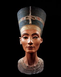 Borstbeeld van Nefertiti (ca. 1370- ca. 1330 v.Chr.) Grote Koninklijke Vrouw (hoofdgemaal) van de Egyptische farao Akhenaten. Nefertiti en haar man waren bekend om een religieuze revolutie. Ze aanbaden slechts één god, Aten, de zonneschijf.