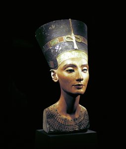Buste van Nefertiti (ca. 1370- ca. 1330 v.Chr.) Grote Koninklijke Vrouw (hoofdgemalin) van de Egyptische farao Akhenaten. Nefertiti en haar man stonden bekend om een religieuze revolutie. Ze begonnen slechts één god te aanbidden, Aten, de zonneschijf.