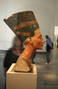 Buste van Nefertiti (ca. 1370- ca. 1330 v.Chr.) Grote Koninklijke Vrouw (hoofdgemaal) van de Egyptische farao Akhenaten. Nefertiti en haar man waren bekend om een religieuze revolutie. Ze begonnen slechts één god te aanbidden, Aten, de zonneschijf.