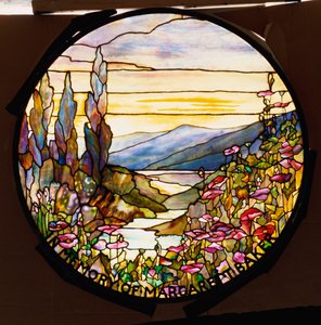 Raam met zonsondergang en bergen, Tiffany Studios, c.1900