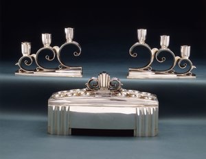 Een Tiffany & Co. expositie middelpunt en twee drie-armige kandelabers, gemaakt voor de Wereldtentoonstelling van 1939, ca.1939 door Tiffany and Company
