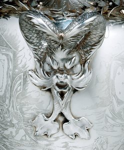 Detail van een zeilwedstrijd trofee door Tiffany and Company