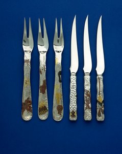 Deel van een fijne en zeldzame set van 36 dessertmessen en vorken, de puntgehamerde handvatten ingelegd met gepatineerd koper en veelkleurig goud, met gegraveerde details van verschillende bloem-, dier- en geometrische ontwerpen, ca. 1880 door Tiffany and Company