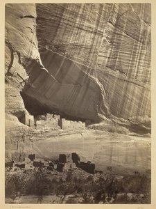 Oude ruïnes in de Cañon de Chelle, N.M. In een nis 50 voet boven de huidige bedding van de Cañon. door Timothy O