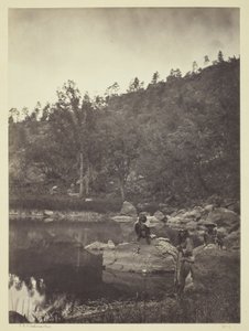 Uitzicht op Apache Lake, Sierra Blanca Range, Arizona, Twee Apache-Verkenners op de voorgrond door Timothy O