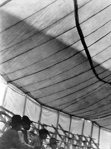 Circustent (Gran Circo Ruso), Mexico-Stad, 1924 door Tina Modotti