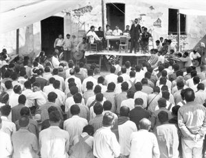 Ontmoeting van de Campesinos: Aan tafel Xavier Guerrero en Julio Antonio Mella, Jalapa, Mexico, 1927