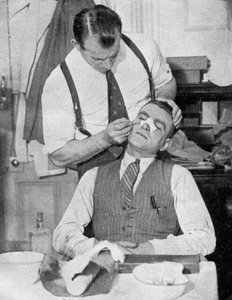 Engeland aanvoerder Eddie Hapgood krijgt behandeling voor een gebroken neus na een wedstrijd met Italië, 1934
