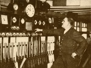 Opname van het Dagelijkse Tijdsignaal op Liverpool Street Station, London and North Eastern Railway, 1930 door Topical Press Agency