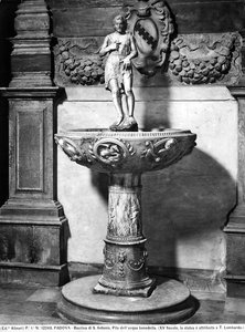 Wijwaterbekken bekroond door een beeldje van Johannes de Doper, Basiliek van S. Antonio, Padua door Tullio Lombardo