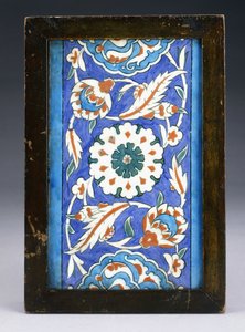 Een Iznik Randtegel, met een Centrale Bloemkop tussen Krullende Palmet en Bladerrank door Turkish School