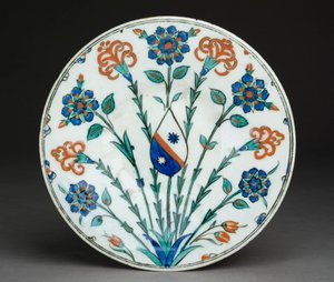 Schaal met Europees wapen, Iznik aardewerk, Turks, ca. 1570 door Turkish School