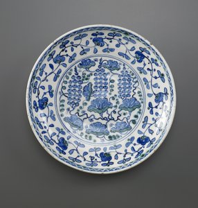 Schaal met druivenontwerp, Iznik, Ottomaanse dynastie