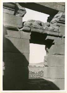 Architraaf in tempel, Naqa, Soedan, foto door Ugo Monneret de Villard