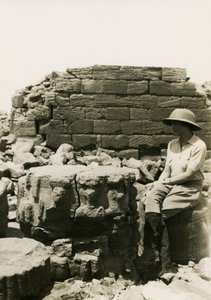 Kolomvoet versierd met goddelijke figuren, Grote behuizing, Musawwarat es Sufra, Soedan, foto door Ugo Monneret de Villard door Ugo Monneret de Villard
