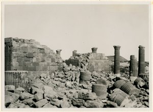 Grote behuizing, zicht op muren en zuilen van Grote Tempel, Musawwarat es Sufra, Soedan, foto door Ugo Monneret de Villard door Ugo Monneret de Villard