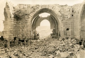 Interieur van Byzantijnse basiliek, Amman, Jordanië, foto door Ugo Monneret de Villard, circa 1920 door Ugo Monneret de Villard