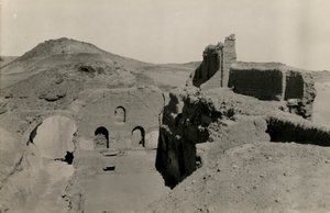 Grote donjon (qasr) van het klooster van St. Simeon, zicht op de doorgang voor de opgraving, Aswan, Egypte, foto door Ugo Monneret de Villard door Ugo Monneret de Villard