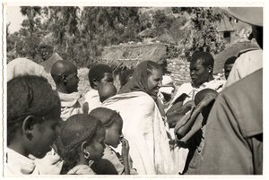 Mannen, vrouwen en kinderen in Axum, Ethiopië, foto door Ugo Monneret de Villard door Ugo Monneret de Villard