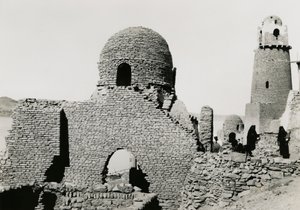 Minaret van al-Mashhad al-Bahari en ruïnes van moskee, bij Aswan, Egypte, foto door Ugo Monneret de Villard door Ugo Monneret de Villard