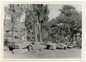 Overblijfselen van stenen platforms, ook bekend als koningstronen, Axum, Ethiopië, foto door Ugo Monneret de Villard door Ugo Monneret de Villard