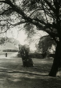 Stele in Axum, Ethiopië, foto door Ugo Monneret de Villard, ca 1937 door Ugo Monneret de Villard