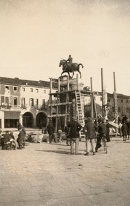 Het ruiterstandbeeld van "Gattamelata", in restauratie, in Padova tijdens de Eerste Wereldoorlog