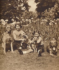 -En vrienden, Prinsessen Elizabeth en Mary bij Royal Lodge, Windsor, ca. 1936-1937