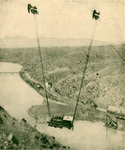 Een Aannemersmachine Wordt Over Een Kloof Gehesen, Rio Grande Rivier, New Mexico, 1930