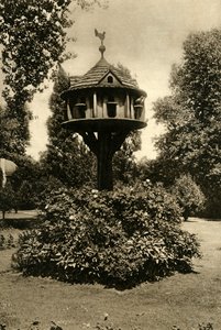 Een duiventil - in de tuin van de Douairière Markiezin van Bute, St. Johns Lodge, Regents Park, 1920 door Unbekannt