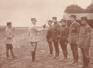 Een Franse generaal die onderscheidingen uitreikt aan vliegers, ca. 1918