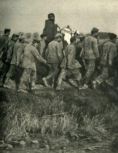 Een Franse Noord-Afrikaanse soldaat met krijgsgevangenen, Eerste Wereldoorlog, 1914, ca. 1920