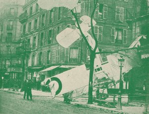 Een Frans vliegtuig landt in een straat in Parijs, c1917 1919 door Unbekannt