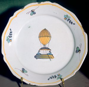 Een Franse faience plaat die de ballonvaart van Jean-Pierre Blanchard afbeeldt
