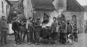 Een Duitse leger veldkeuken in een Frans dorp, Eerste Wereldoorlog, 1915 door Unbekannt
