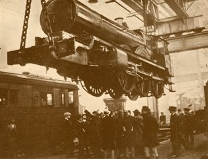 Een Grote Westelijke Ridder te Paard voor de Inspectie van Scholieren die Swindon Bezoeken, ca. 1930 door Unbekannt