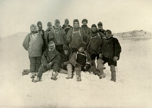Een groep van de kustpartij bij de winterkwartieren, ca. 1908, 1909 door Unbekannt