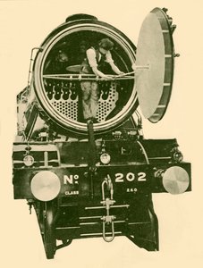 Een gemengde locomotief van de London and North Eastern met geopende rookkamer, ca. 1930 door Unbekannt