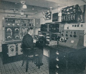 Een Marconi draadloze operator ontvangt draadloze berichten terwijl de Empress of Britain de Atlantische Oceaan oversteekt
