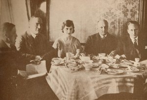 Een maaltijd aan boord van de Graf Zeppelin tijdens een vlucht over de Atlantische Oceaan, 1927 door Unbekannt