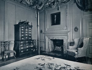Een New England Chest-on-Chest met Bombe Base in een van de slaapkamers van het paleis van Williamsburg door Unbekannt