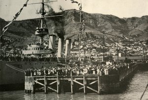 Een foto genomen vanaf de Nimrod...Lyttelton door Unbekannt