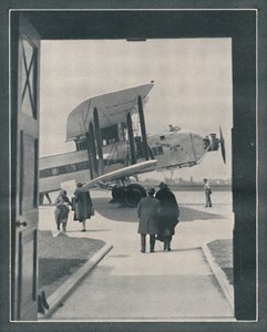 Een symbool van de moderne wereld - Passagiers aan boord gaan op Croydon Aerodrome, c1935 door Unbekannt