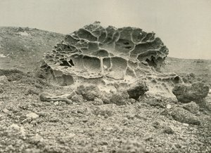 Een verweerde Kenyte-rots bij de winterkwartieren, ca. 1908, 1909 door Unbekannt