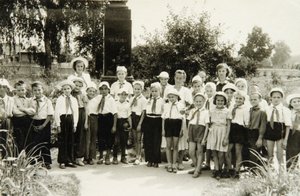 Een eenheid van Jonge Pioniers in Jalta, Krim, USSR door Unbekannt