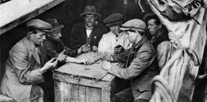 Een schipper en zijn maten spelen domino in het ruim van een kanaalboot, 1926-1927